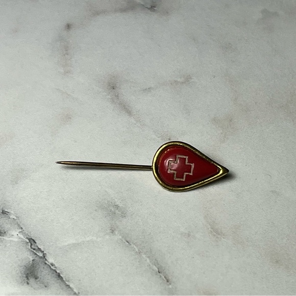 Vintage 1950s American Red Cross Volunteer
Stickpin Badge historic hate pin - Picture 2 of 5